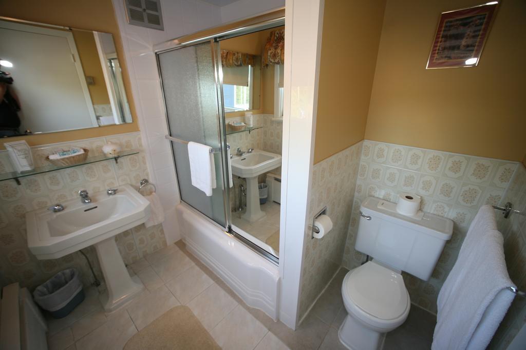 Restaurant Auberge Chez Girard Сен-Агата-дес-Монтс Стая снимка